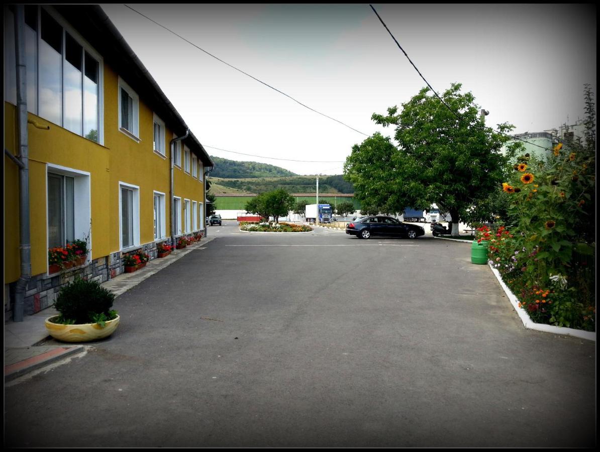 Cazare La Troita Hotel Codlea Exterior photo