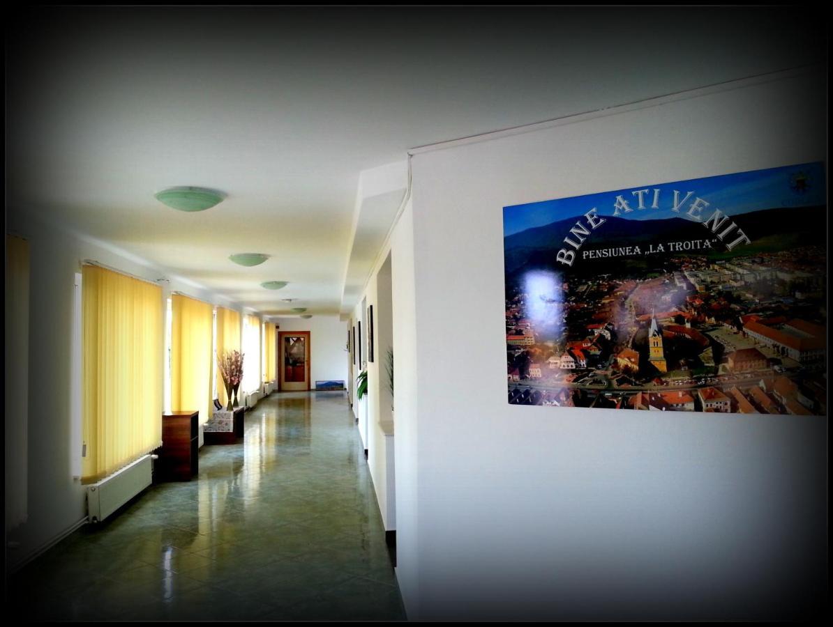 Cazare La Troita Hotel Codlea Exterior photo