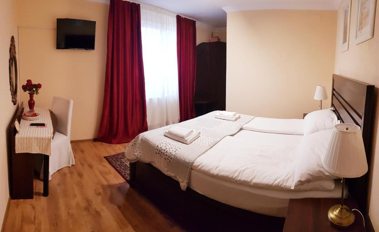 Cazare La Troita Hotel Codlea Exterior photo