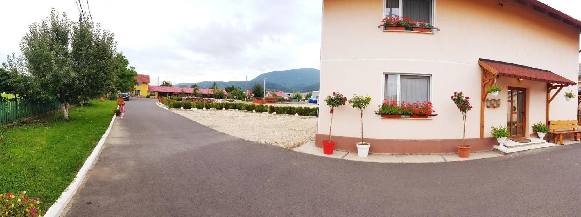 Cazare La Troita Hotel Codlea Exterior photo