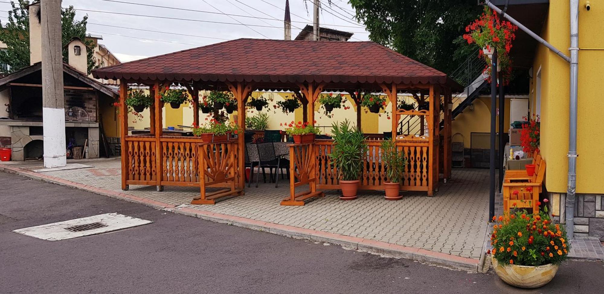 Cazare La Troita Hotel Codlea Exterior photo